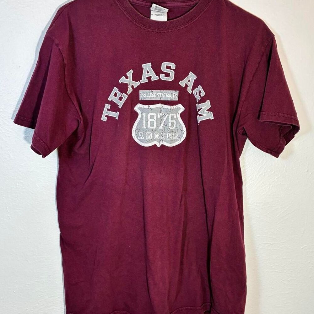 Gildan Women's Burgundy and Red T-shirt